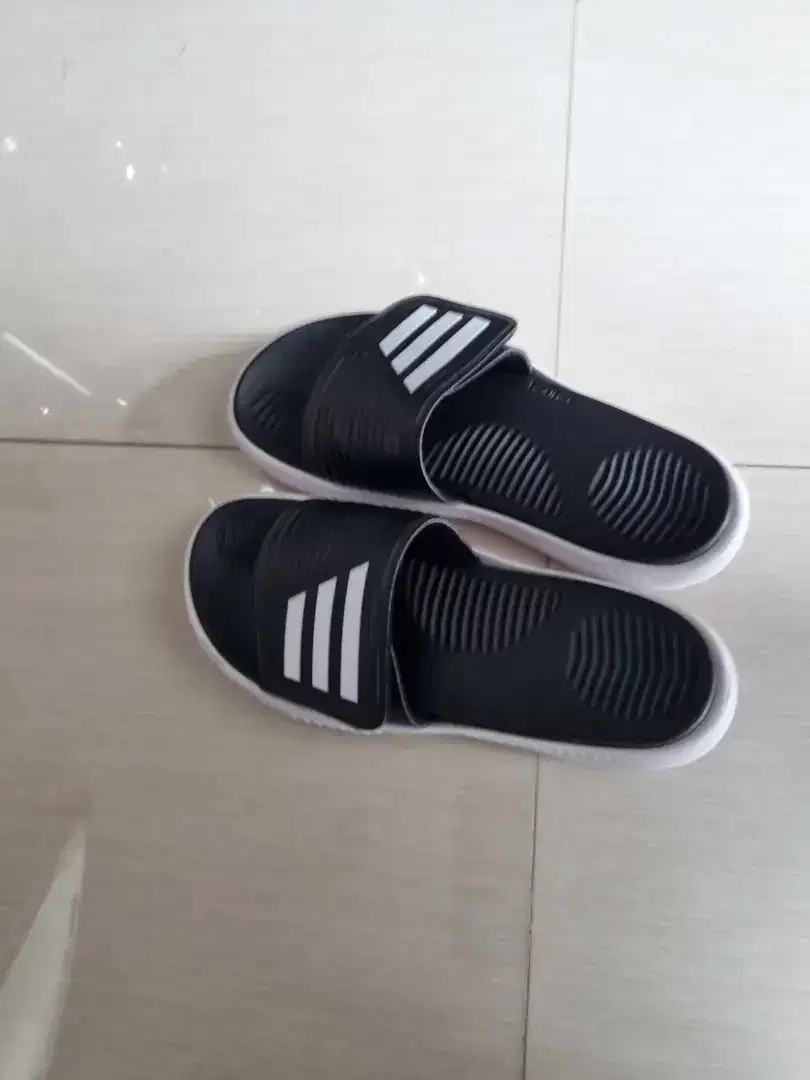 Sendal adidas masih baru