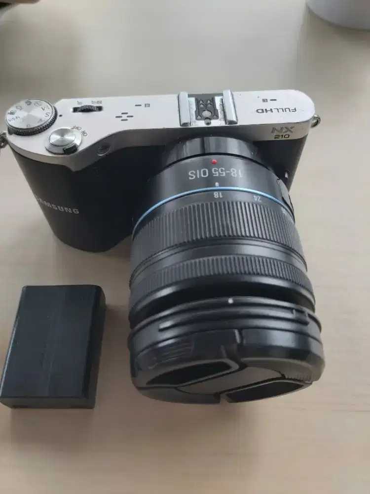 Kamera Mirrorless Samsung NX210 dan lensa Kit 18 55