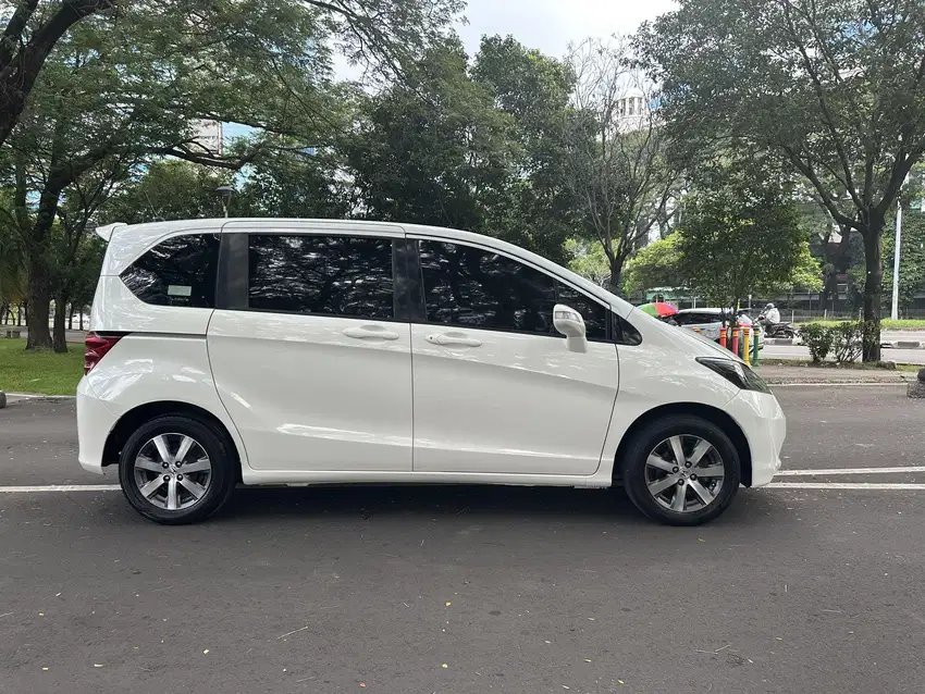 (Dp 10 jt) Honda Freed E PSD matic 2010 kondisi mobil terawat