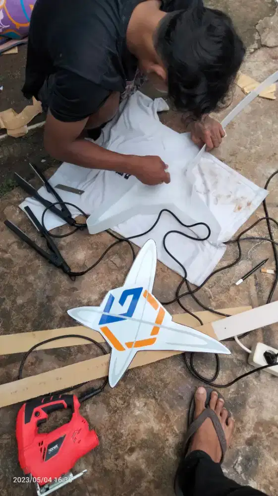 Produsen neon box huruf timbul reklame diskon besar