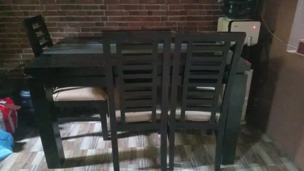 Meja Makan dan 3 kursi