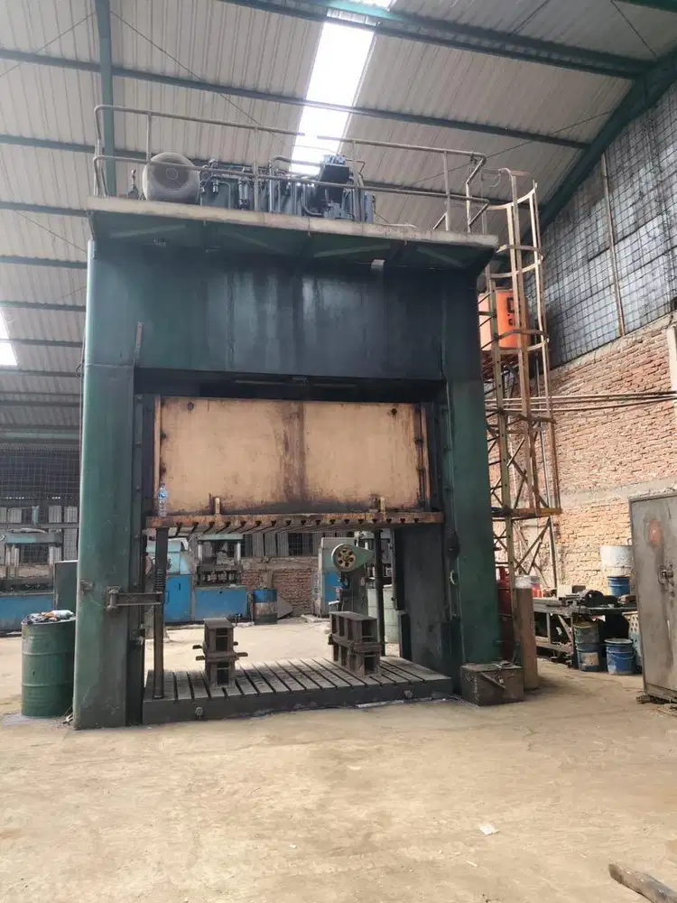 Mesin press panel mobil