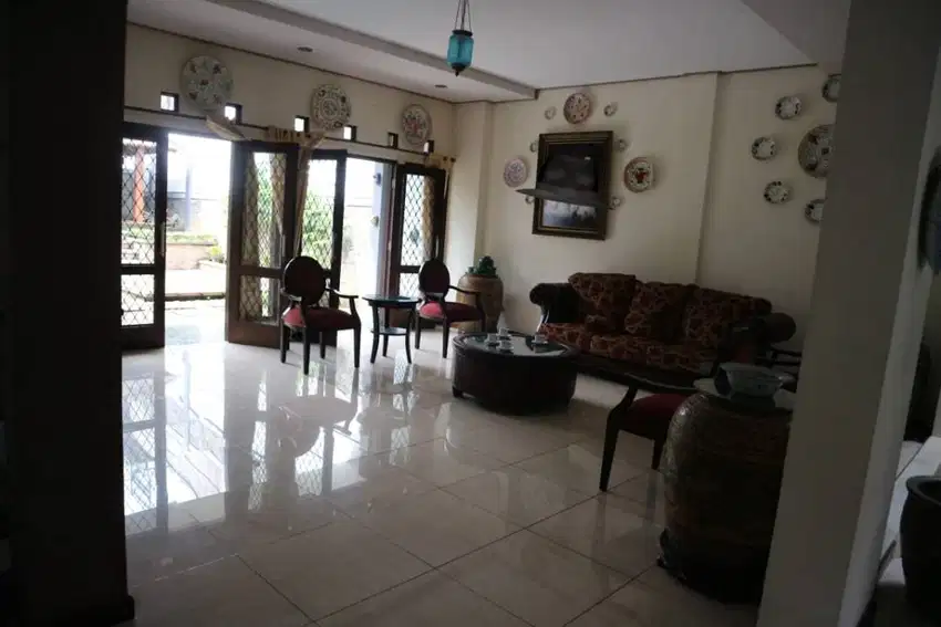 Rumah Di Dago 2 Lantai Halaman Luas, garasi dan Carport 2 Mobil