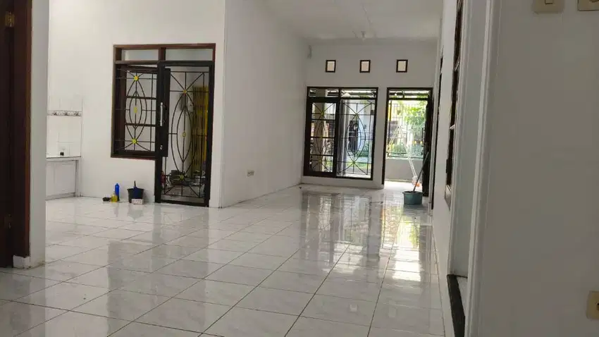 Taman Kopo Indah Dijual Rumah 1,5 Lantai Siap Huni Lingkungan Nyaman