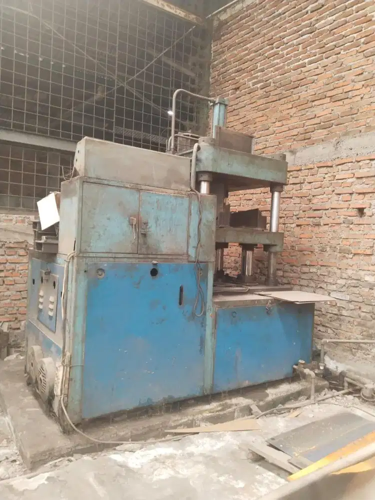 Mesin press panel mobil