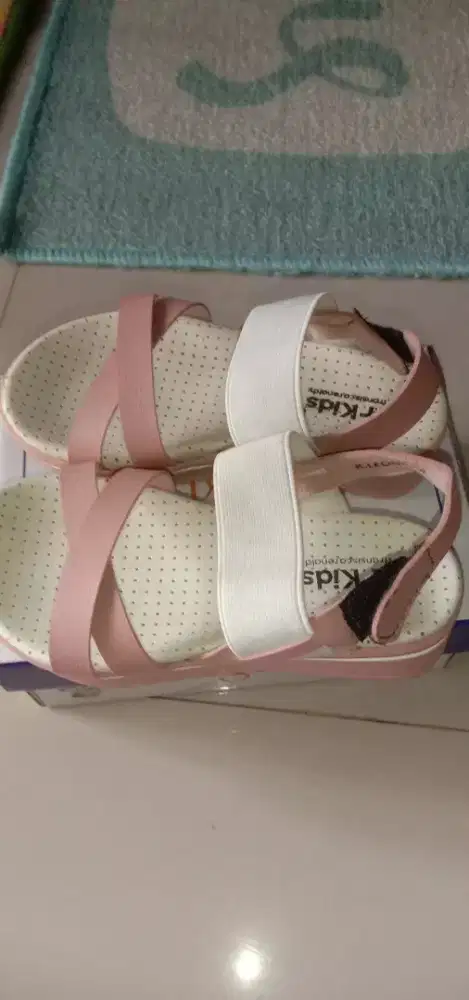 Sepatu sandal anak