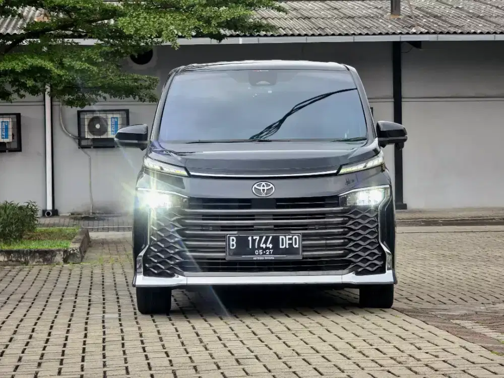 Toyota Voxy 2.0 at 2022