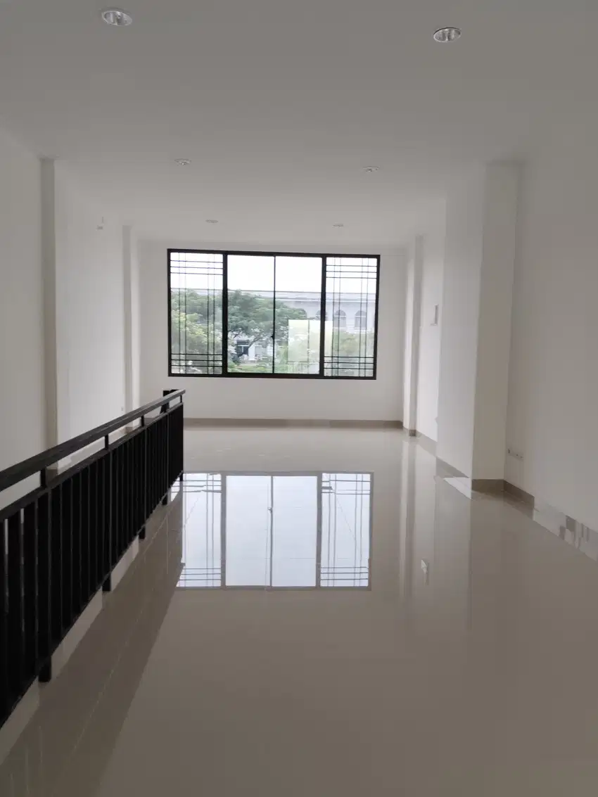 Disewakan Ruko Baru Green lake Full 3 Lantai