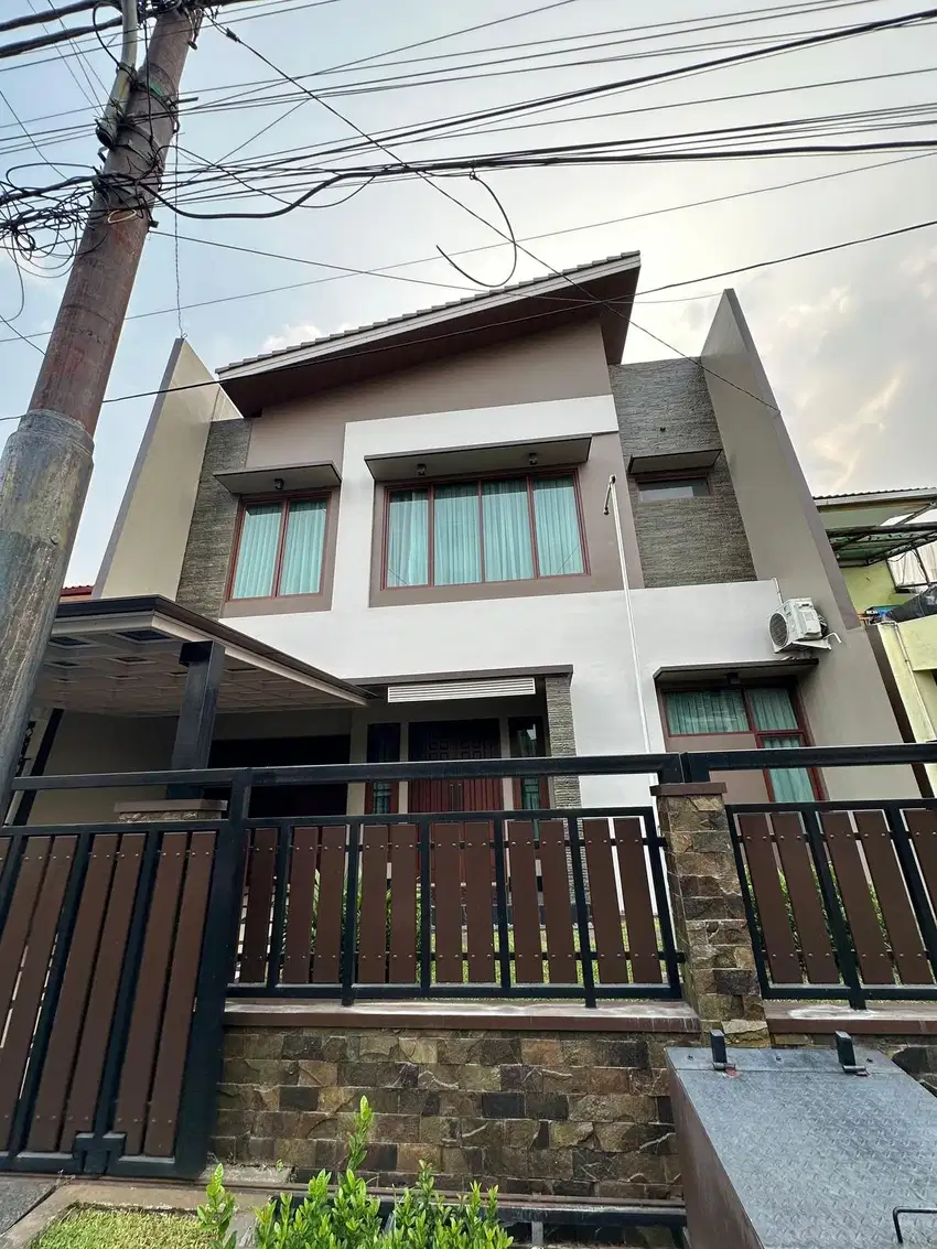 Rumah Cantik Tropis di Komplek Billymoon Pondok Kelapa