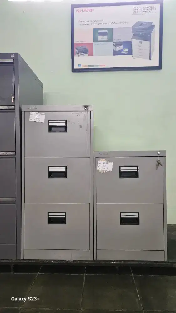 Almari Arsip 2 laci dan 3 laci Daiko bekas pajangan toko