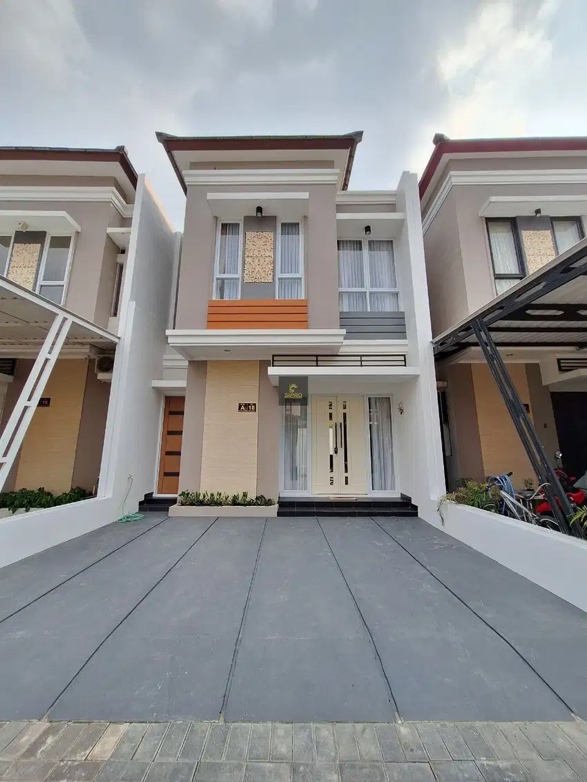 RUMAH 2 LANTAI BARU SIAP HUNI PINGGIR JALAN ANTI MASUK GANG