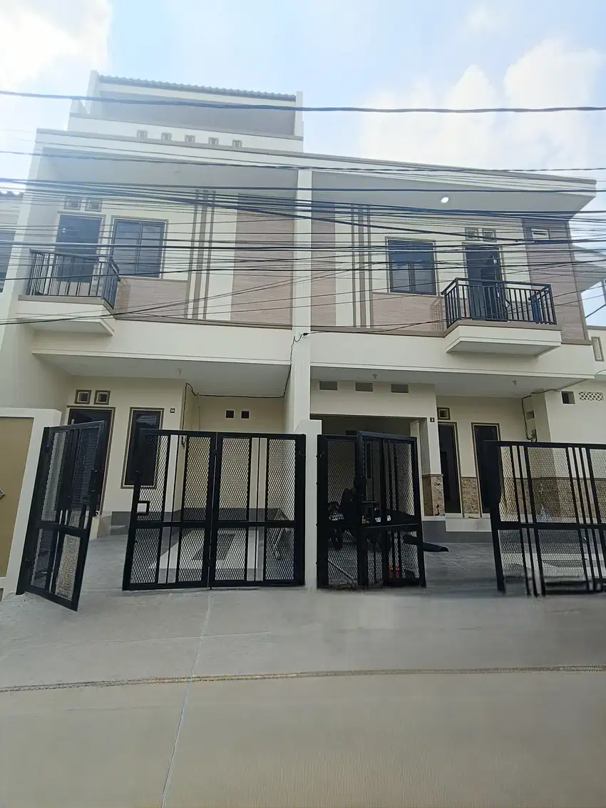 Rumah Baru 3 Lantai, ROW 2 mobil, Lokasi Strategis Dekat Tanjung Duren
