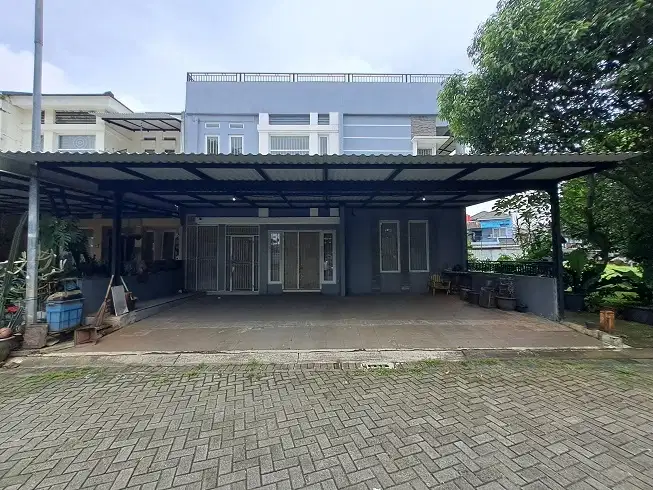 Rumah bangunan Mandiri, Selatan, ada rooftop, di Cluster Modernland