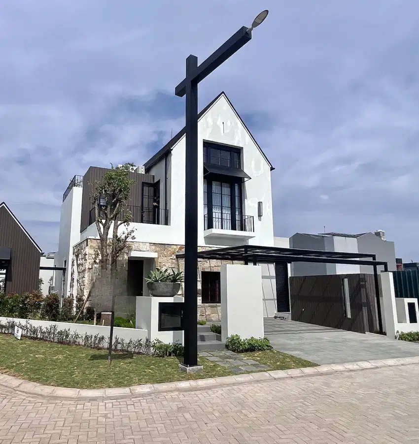 TERBARU DAN MEWAH Rumah 2 Lantai Dian Istana Terdekat dari Pusat Kota