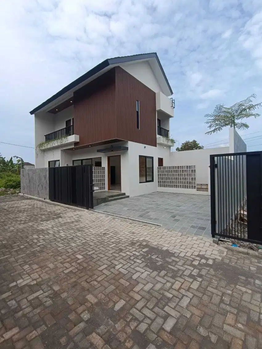 DIJUAL RUMAH MEWAH 2 LANTAI DI DEKAT PONDOK PERMAI PALAGAN NGAGLIK