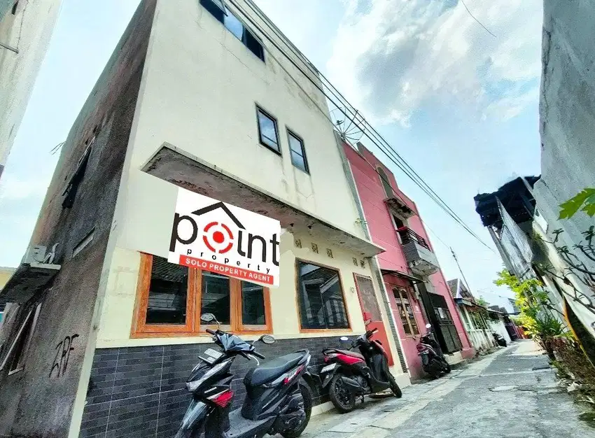 Kost 3 lantai 18 kamar di belakang kampus uns Surakarta