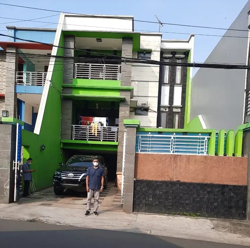 Rumah 3 Lantai di Kebon Jeruk, Hanya 8 Menit Ke Tol Kebon Jeruk