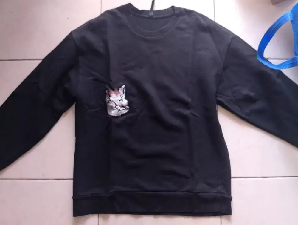 CREWNECK HITAM DAN ABU ABU