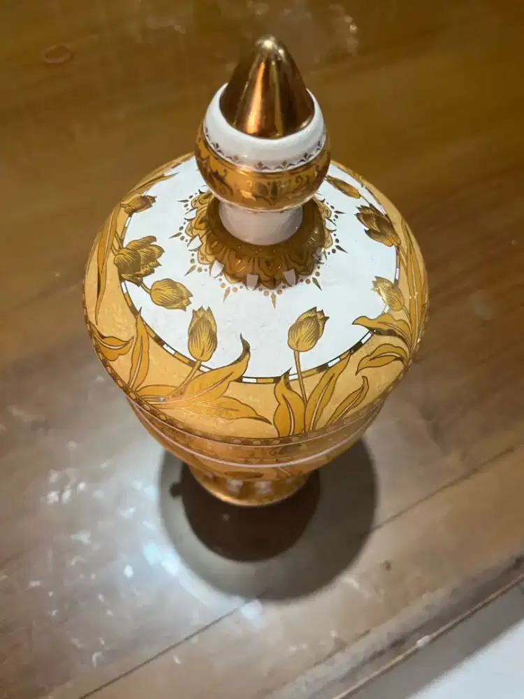 Aneka toples dan hiasan meja