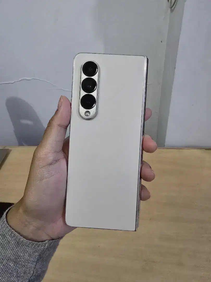Samsung Z Fold 4 Warna Beige