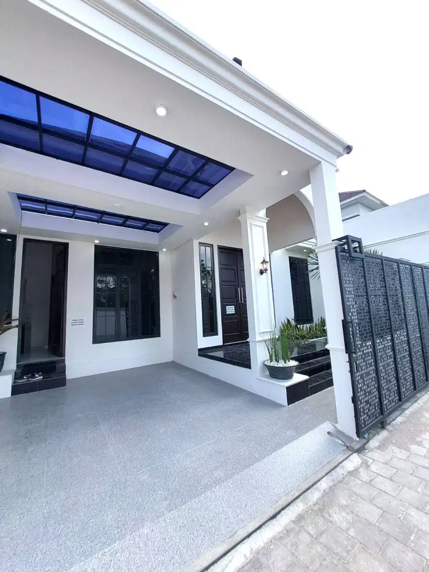 Rumah Baru Desain Klasik dekat Jalan Purwomartani