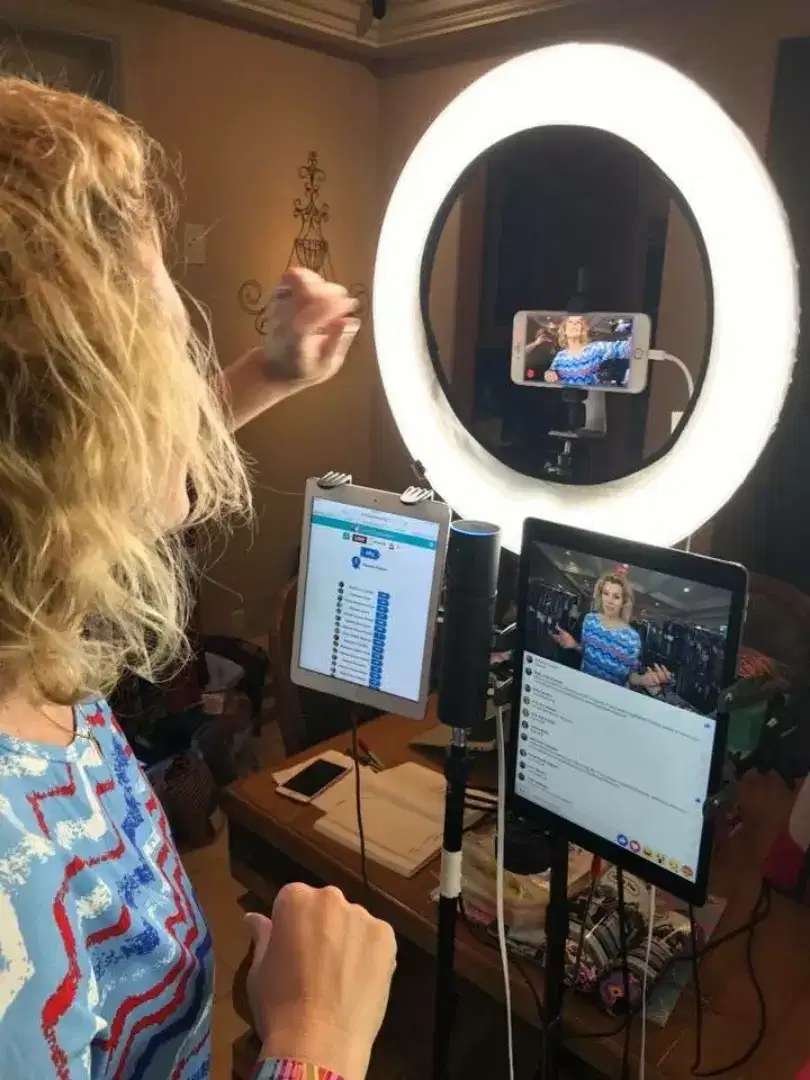 HOST LIVE / LIVE HOST / HOST LIVE STREAMING