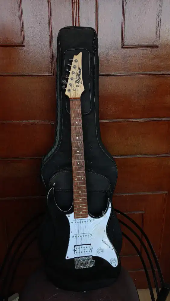 GITAR ELEKTRIK IBANEZ ( BLACK&WHITE COLOUR )