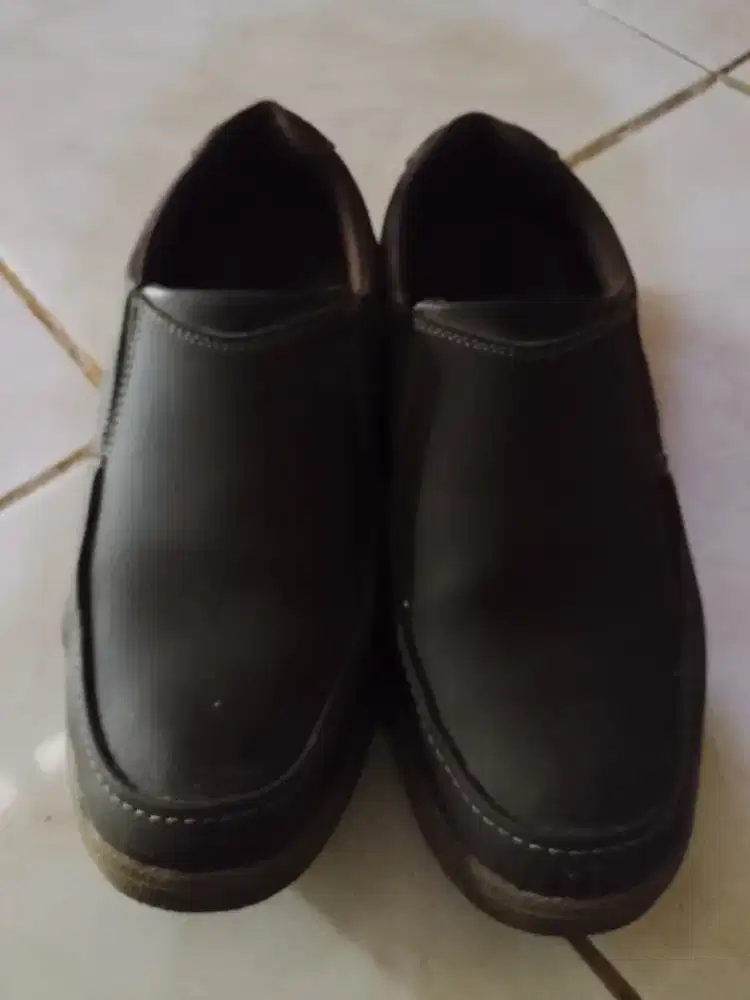 Di jual cepat sepatu ukuran 43 jrng di pakai krn bth uang