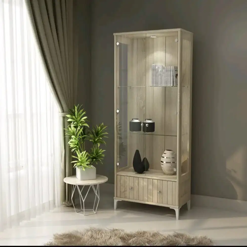 Lemari pajangan kaca ada laci bawah ya warna putih dan crem