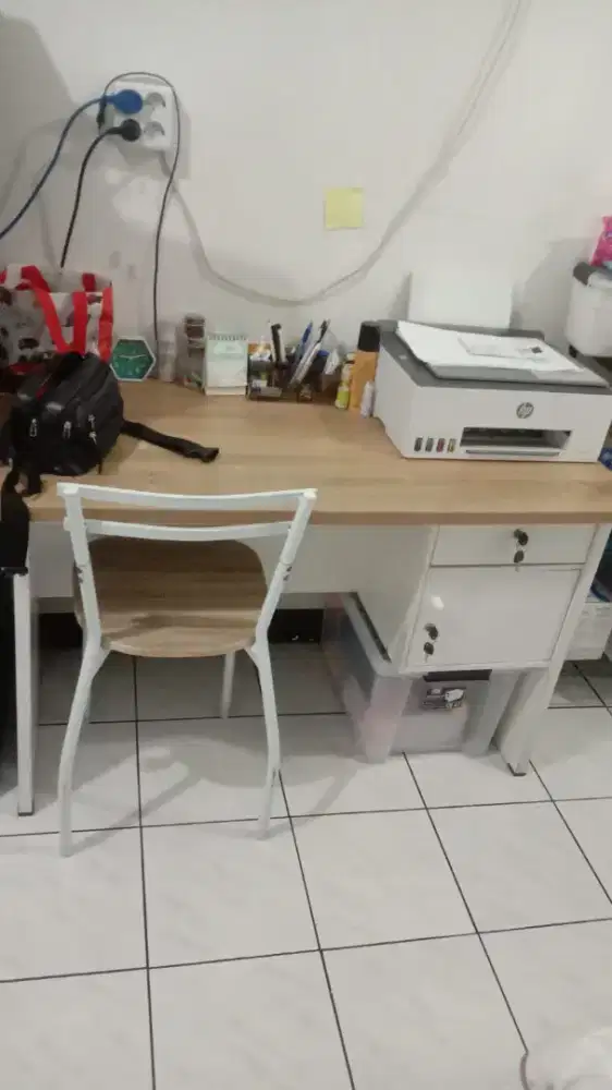 Meja belajar dengan 2 ruang penyimpanan