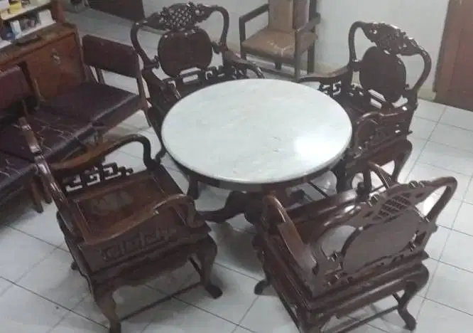 Meja Marmer dan Kursi Antik