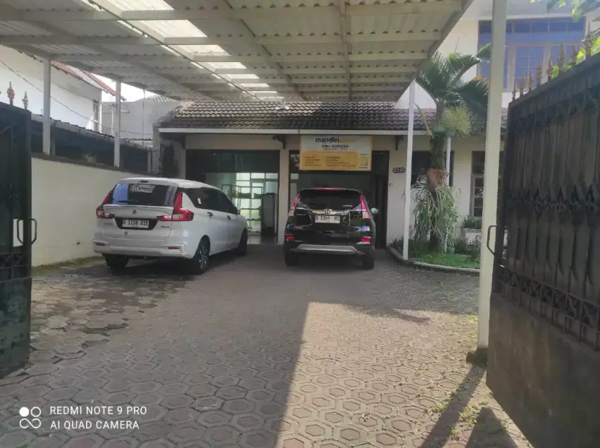 DISEWAKAN RUANG USAHA/KANTOR DENGAN PARKIRAN LUAS FULL CANOPY