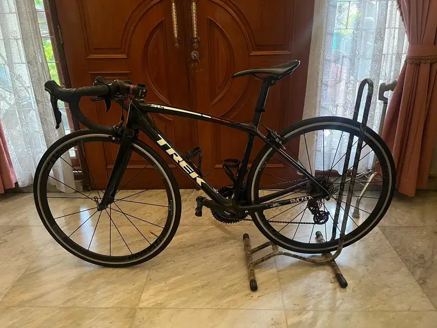 Sepeda Road Bike Trek Emonda SL