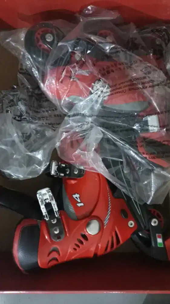 Sepatu roda merk Scuderia ferari