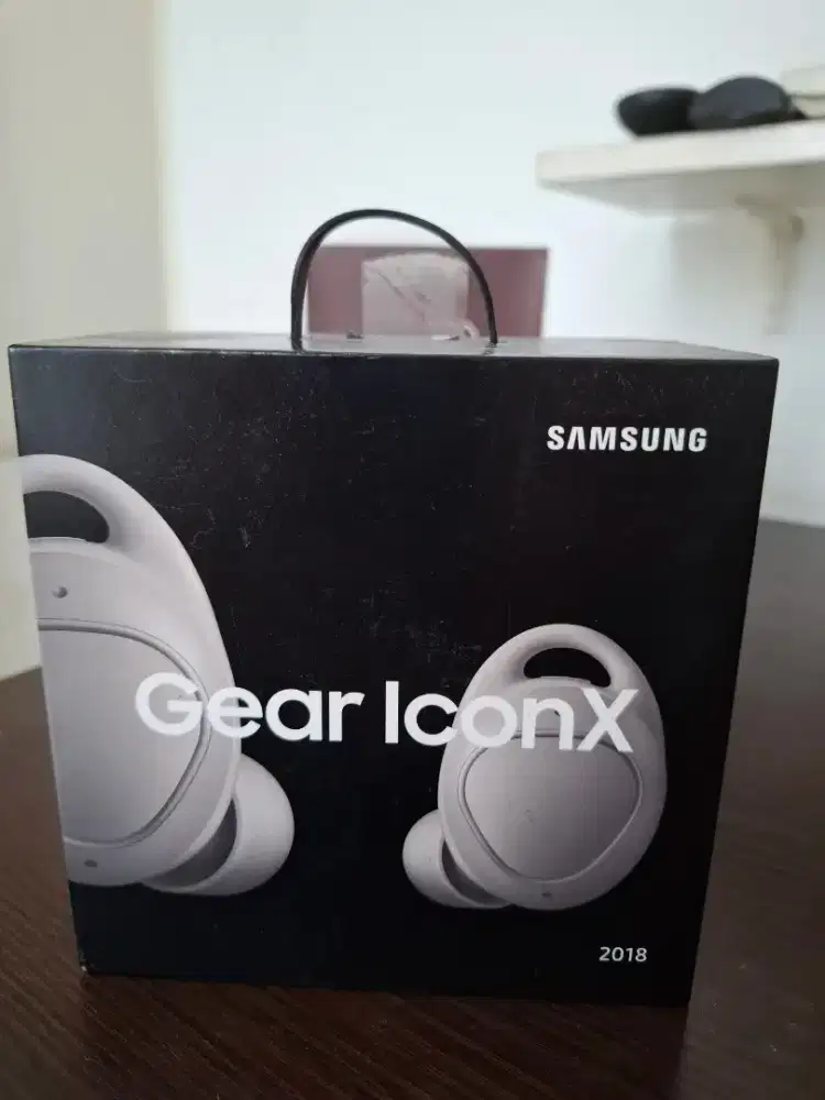Samsung Gear IconX (2018), earbud nirkabel dari Samsung. 
