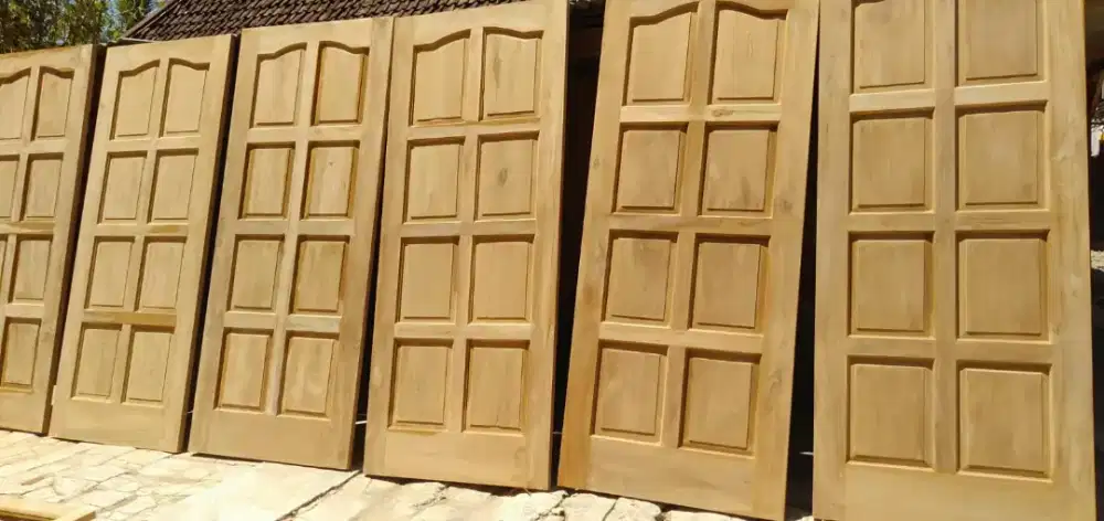 Pintu utama kayu jati