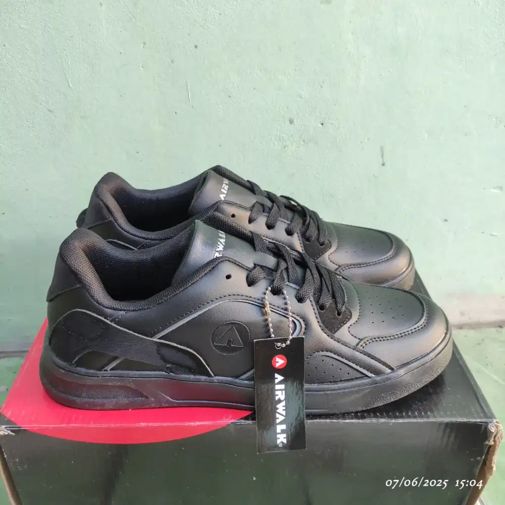 Sepatu hitam full hitam monoblack sepatu sekolah Airwalk original