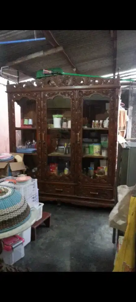 Lemari jati ukir lawasan