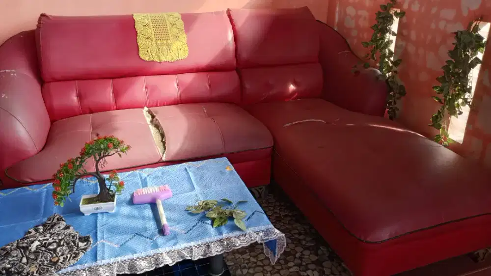 Sofa L warna merah..