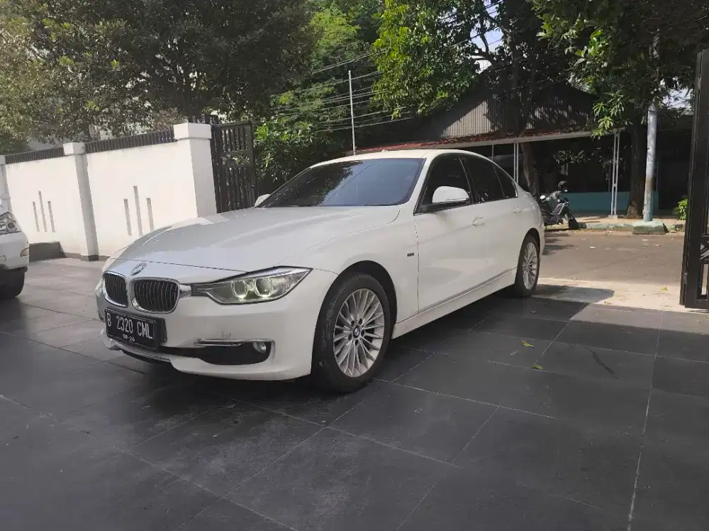 BMW 320i luxury sedan low km istimewa