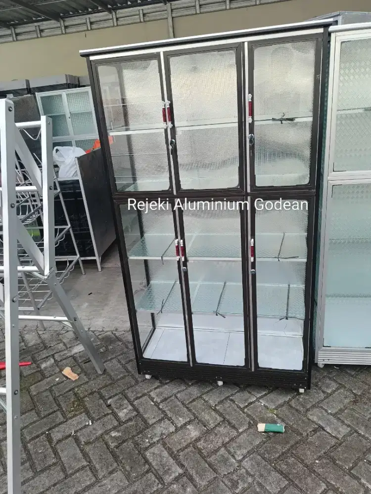 Lemari Sap Pintu Tiga Roda