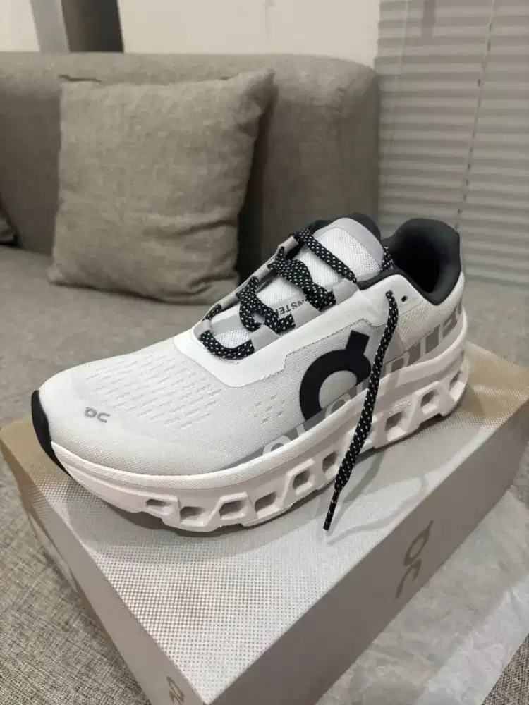 On cloudmonster size 39