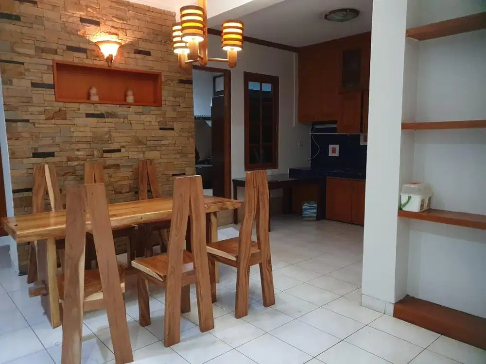 Dijual Meja Makan Kursi 6, bahan dari Trambesi kondisi masih ok