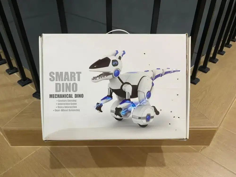 Mainan robot dinosaurus dengan baterai