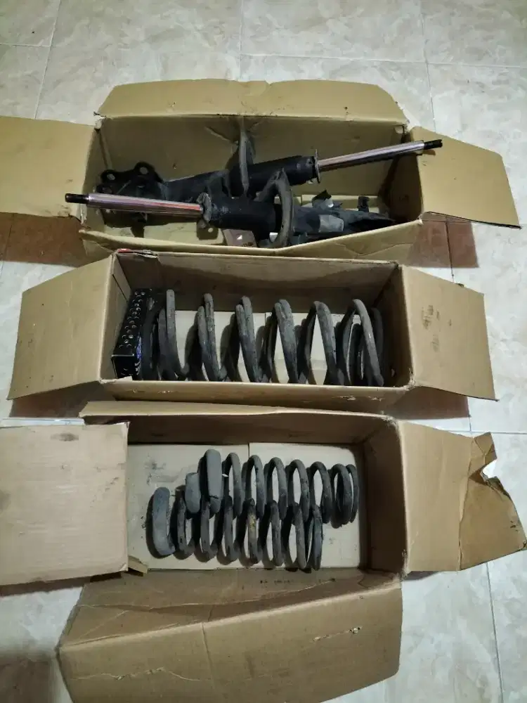 Pir dan shockbreaker GRAND LIVINA