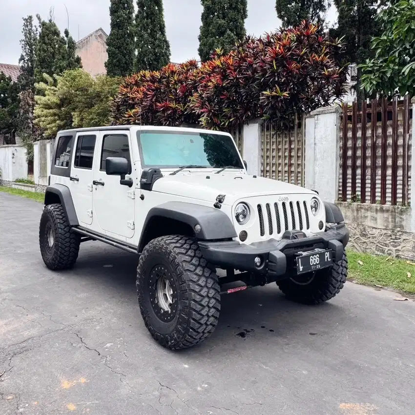 Jeep Wrangler JK Rubicon AT 2011 Low KM Kondisi Siap Pakai