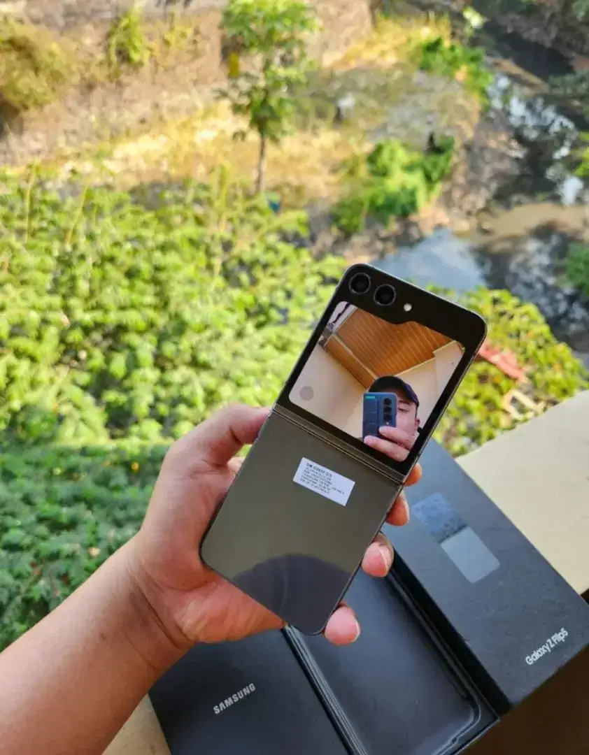 Samsung Galaxy Z Flip 5 8/256 GB 5G Kondisi Mulus Istimewa