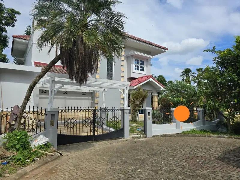 jual rumah bagus.siap huni.berhadapan dgn lapangan Golf Lakeside.