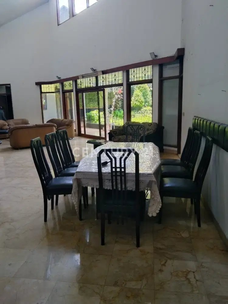 Rumah Nyaman Taman Luas Di Perumahan Elite Taman Sakura