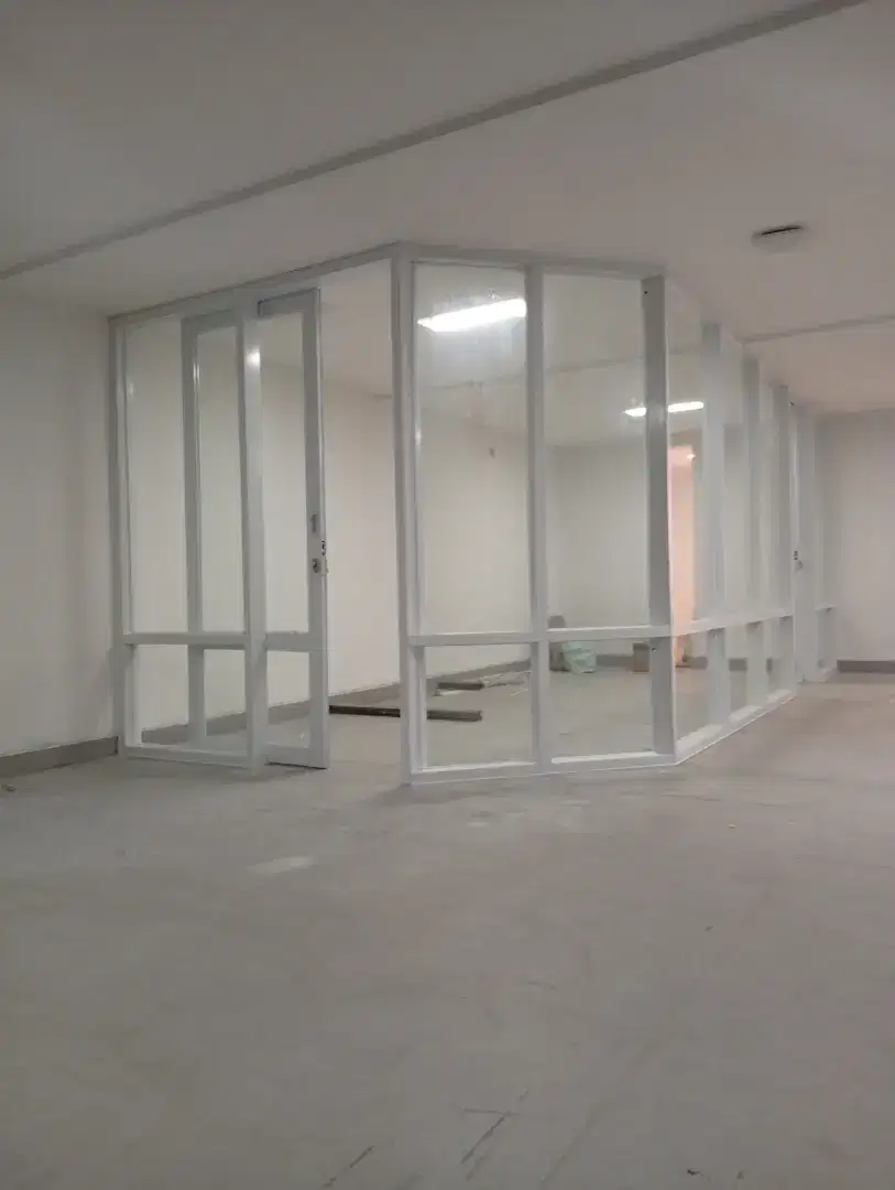 Sekat ruang aluminium kaca dan gipsum. Harga terjangkau
